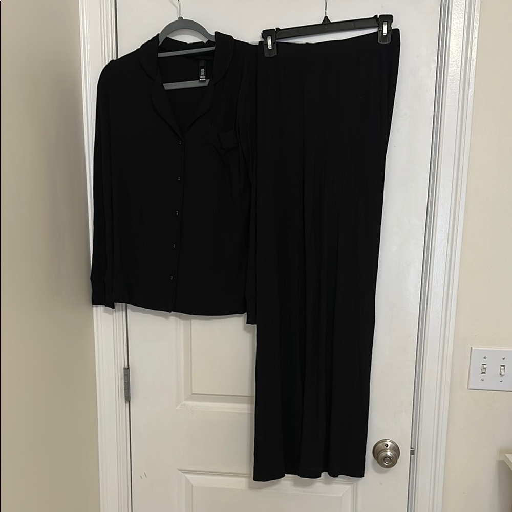 Like New SKIMS Soft Lounge Set PJs - Picture 8 of 8